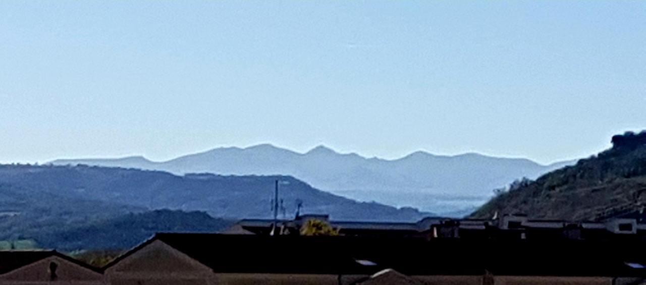 Appartement F2 Centre-Ville Issoire Avec Jolie Vue Esterno foto
